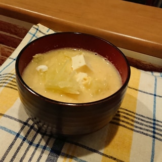 豆腐とキャベツの味噌スープ